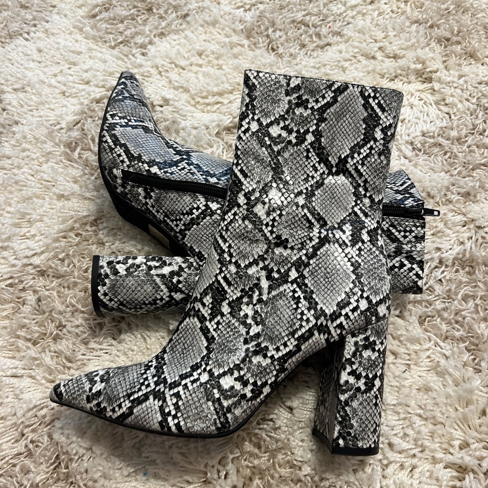 Jeffrey Campbell Siren size womens 9 Snake print pointed toe heel boots
